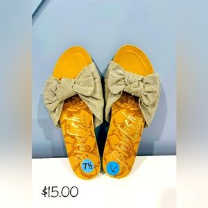 Woman’s Blowfish Bow Sandals